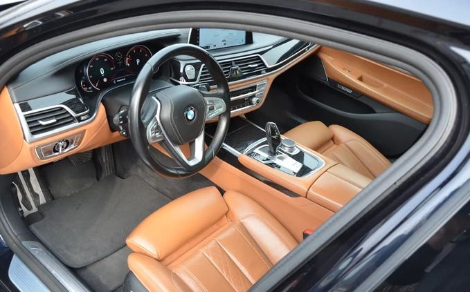 BMW Seria 7 cena 150000 przebieg: 205000, rok produkcji 2017 z Zambrów małe 781